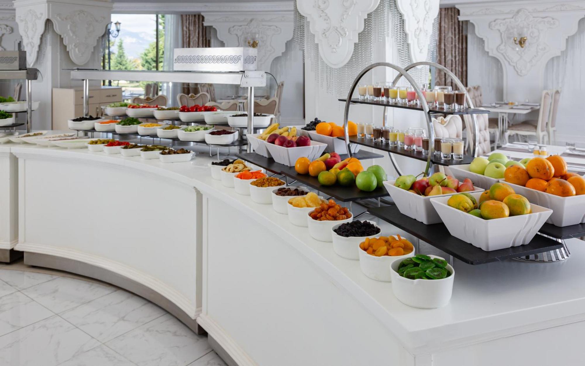 Shamakhi Palace Sharadil Seredil Bagian luar foto A buffet at a hotel