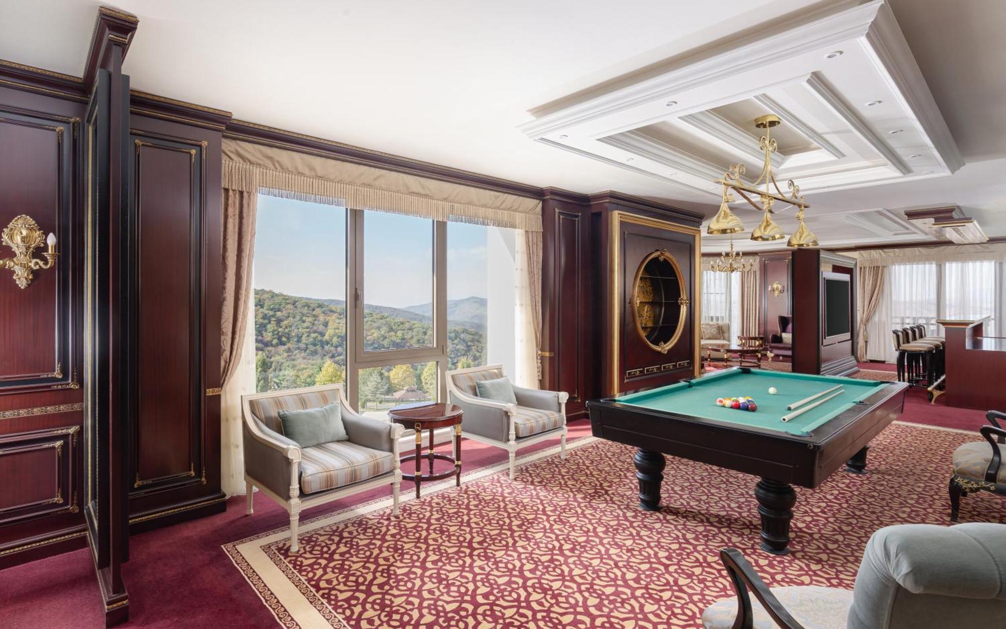Shamakhi Palace Sharadil Seredil Bagian luar foto A pool table in a suite at the MGM Grand