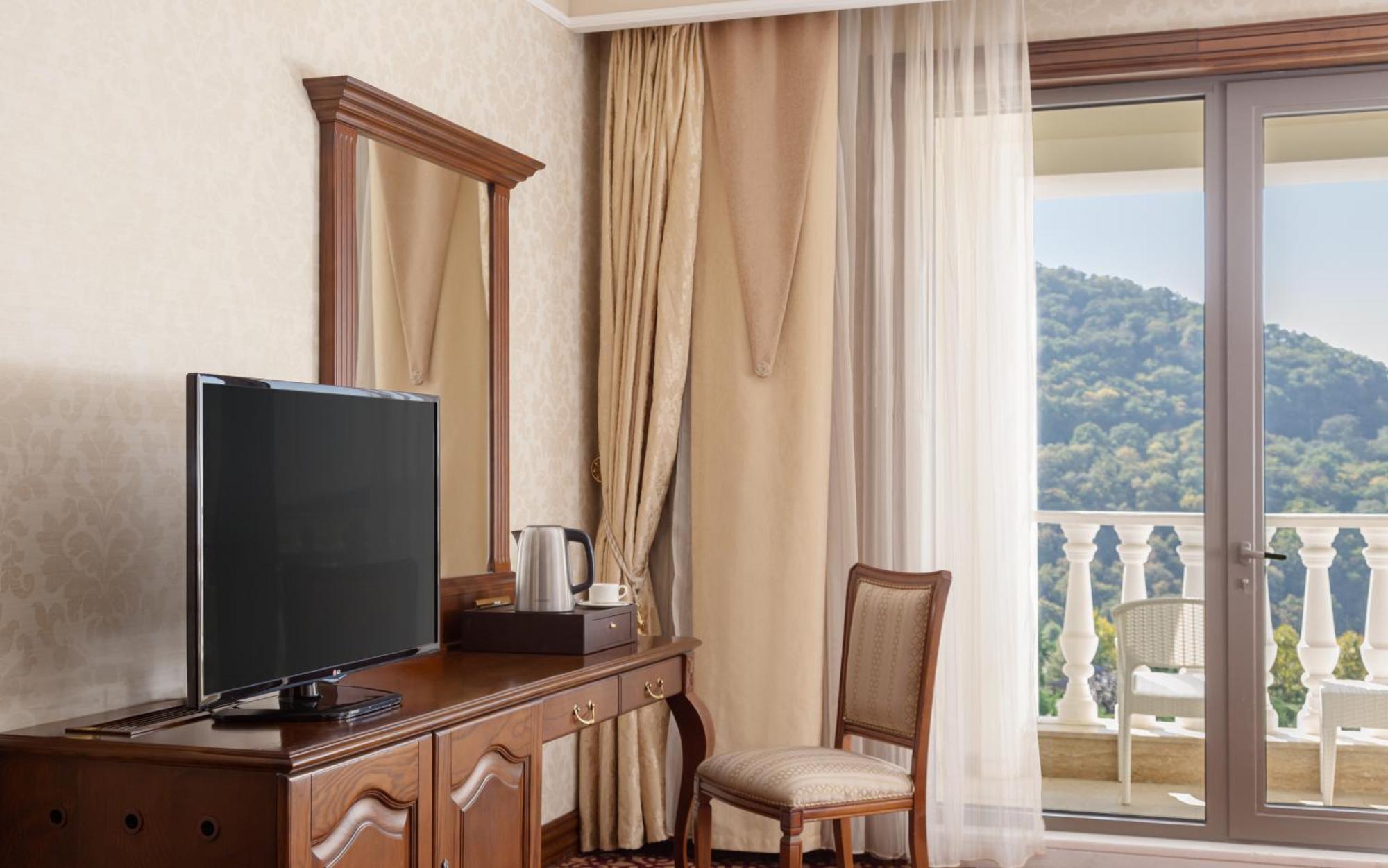Shamakhi Palace Sharadil Seredil Bagian luar foto A television in a hotel room